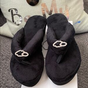 New in Box Cozy Black Women's Slippers By Cloud Wedge Style Size 7